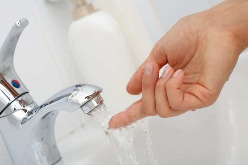 Specialistai nerimauja: gryno vandens išgeriama vis mažiau