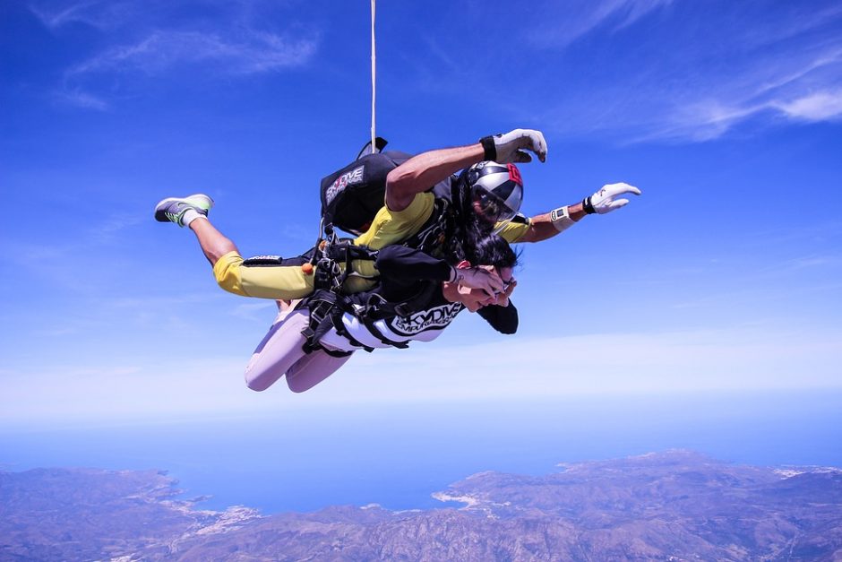 Jūs to nežinojote apie apie šuolį parašiutu: 10 negirdėtų faktų