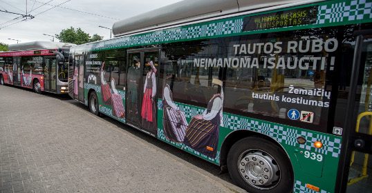 Vilniaus gatvėse – tautiniais kostiumais papuošti autobusai