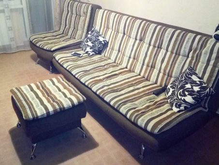 Skelbimas - Pigiai parduodama šiuolaikiška sofa-lova su patogiu foteliu ir pufu