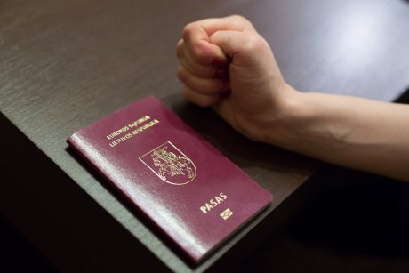 Siūlo laikinai stabdyti Lietuvos pilietybės atėmimą įgijus kitą