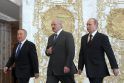 Aleksandras Lukašenka (viduryje)