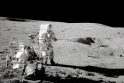 JAV kosminio laivo „Apollo 14“ astronautai nusileido Mėnulyje.
