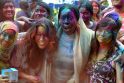 Milijonai indų pirmadienį švenčia populiarų hinduistų festivalį Holi