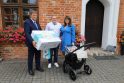 Dėmesys: Truskauskų šeimą pasveikino Kauno rajono savivaldybės mero pavaduotojas A.Nesteckis.