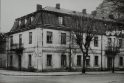 Nebeliko: J. ir L. Raupių namas K. Donelaičio g. 19 / A. Mickevičiaus g. 26, įamžintas likus porai metų iki nugriovimo.