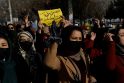 Moterys protestuoja Kabule dėl teisės į švietimą