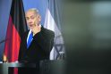 Įtampa: net kelionės po Europą metu B. Netanyahu tenka aiškintis dėl nedemokratiškos teismų reformos.