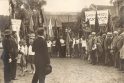 Šviesuoliai: Kauno miesto pradinių mokyklų šventė. Dešinėje centre su skrybėle rankoje stovi J.Damijonaitis. Kaunas, 1926 gegužės 30 d.