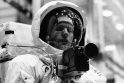 1930 m. gimė JAV astronautas Neilas Armstrongas, pirmasis pasaulyje 1969 metais išlipęs Mėnulyje