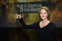 Aktorė Charlotte Rampling su Europos kino apdovanojimu už karjeros pasiekimus