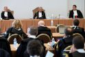 Solidu: teismo procesui, kuriame vienas kaltinamųjų – G.A.Becciu, solidumo suteikia teisėjų reputacija, tarp kurių – principingasis G.Pignatone (kairėje) ir Romos universiteto profesorius Carlo Bonzano.
