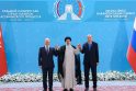 Taktika: istorinė akimirka. NATO narės prezidentas R.T.Erdoganas (dešinėje) su dviem Vakarų nekenčiančiais politikais – Irano prezidentu E.Raisi (centre) ir V.Putinu.