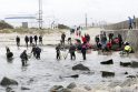 Pramoga: savaitgalį Melnragėje prie molo knibždėjo žmonių, kurie po audros rinko jūros į krantą išplautą gintarą.