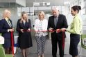 Ceremonija: naujo įmonių grupės „Mano Būstas“ biuro atidarymo juostelę perkirpo V.Žvikienė, gyventoja Renata ir V.Grubliauskas.