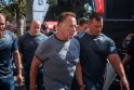 Arnoldas Schwarzeneggeris (kairėje)