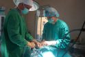 Dr. Marijus Leketas atlieka operaciją