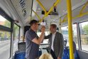 Patogumas: uostamiesčio meras A. Vaitkus irgi išbandė naująją sistemą, o „Klaipėdos keleivinio transporto“ direktoriaus pavaduotojas A. Samuilovas patikino, kad greitu metu ji veiks visuose autobusuose.