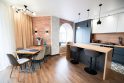 Stilinga: jei virtuvė sujungta su kambariu, baldus verta rinktis panašius į svetainės, taip bus išlaikyta vienoda erdvės stilistika.
