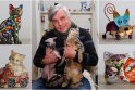 Įkvėpėjai: suvenyrinius katinus kolekcionuojantis D.Labutis džiaugiasi ir savo augintiniais – Oskaru ir Bite.