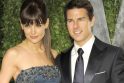 2006 metais praėjus dešimčiai mėnesių nuo karštligiškų sužadėtuvių su kino žvaigžde Tom Cruise (Tomu Kruzu), aktorė Katie Holmes (Keiti Houlms) pagimdė pirmąjį jųdviejų vaiką — mergaitę, kurią pavadino Suri (Suri).