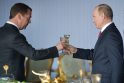 Vladimiras Putinas (dešinėje) ir Dimitrijus Medvedevas (kairėje)