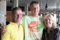 Sugrįžo: Vimbldono jaunių teniso turnyro čempionas E.Butvilas su tėčiu ir mama.