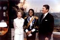 1985 – JAV Prezidentas Ronaldas Reaganas įteikė humanitarinį apdovanojimą Michael Jackson.