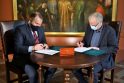Lietuvos istorijos instituto direktorius habil. dr. Alvydas Nikžentaitis ir Valdovų rūmų muziejaus direktorius dr. Vydas Dolinskas pasirašo dvišalę bendradarbiavimo sutartį