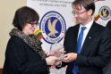 Apdovanojimą iš Lietuvos užsienio reikalų viceministro R. Kriščiūno rankų atsiėmė LCC tarptautinio universiteto rektorė dr. M. Wall.