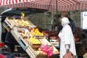 Sezonas: pradėjus šilti orams, judresnėse miesto vietose suskubo darbuotis prekiautojai vaisiais ir daržovėmis.