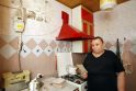 Apmaudas: daugiabutyje Baltijos prospekte gyvenanti Svetlana L. rodo savo virtuvės sienas, nuo kurių, esą kaimynams pradėjus remontą, ėmė byrėti plytelės.
