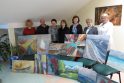 Iniciatyva: D.Kirkutienė (pirma iš kairės) su savo studijos auklėtiniais jau trečius metus iš eilės dovanoja savoo paveikslus ligoninės bendruomenei.