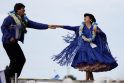 Evo Moralesas rinkimų kampanijos metu šoka su „chola“