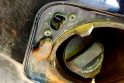 Įvyko: automobilio savininkas rado magnetą, kuriuo galbūt mėginta atidaryti degalų bako dangtelio užraktą.