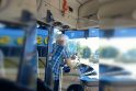 Virtuozas: autobuso vairuotojas užfiksuotas alkūnėmis vairuojantis keleivių pilną autobusą.