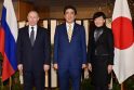 Vladimiras Putinas ir Shinzo Abe (viduryje)