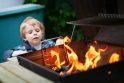 Pavojus: atvira ugnis ir įkaitę metaliniai daiktai vaikus traumuoja sunkiausiai.