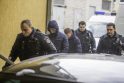 Palyda: globėjos nužudymu įtariamą O.B. (antras iš kairės) į Kauno apylinkės teismą, prašant jį suimti, vežė sustiprintos policijos pajėgos.