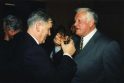 Suvenyras: Tarptautinės perkėlos gimtadienio iškilmėse dalyvavęs prezidentas A.Brazauskas šioje nuotraukoje ryši V.Vaičekausko kaklaraištį.