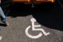 Į neįgaliesiems skirtas vietas vairuotojams nusispjaut 