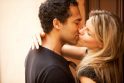 Mylimąją pabučiavusio vyro areštas išprovokavo bučiavimosi akciją