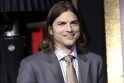 Ashtonas Kutcheris po skyrybų su Demi Moore keičia įvaizdį