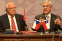 Užfiksuota, kaip Čekijos prezidentas nugvelbė rašiklį