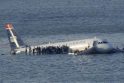 155 keleivius skraidinęs lėktuvas nusileido upėje (papildytas)