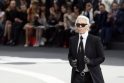 „Chanel“ dizaineris Karlas Lagerfeldas tvirtina esantis 77 metų