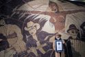 Menininkas sukūrė didžiausią pasaulyje mozaiką iš kavos pupelių
