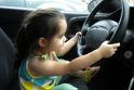 Girtas tėvas leido vairuoti devynmetei dukrai 