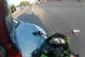Automobilio ir motociklo avarija: pamokantis vaizdo įrašas