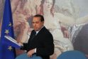 Silvio Berlusconi dainuos apie meilę